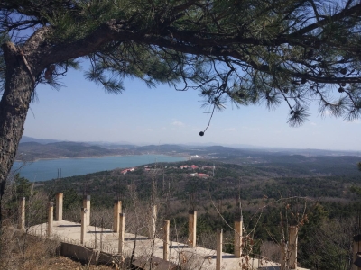 山巅远眺湖光山色与在建平台